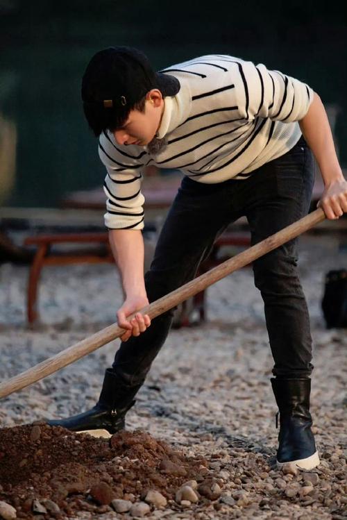 男明星那一蹲，暖了心！帮女明星整理裤子太圈粉