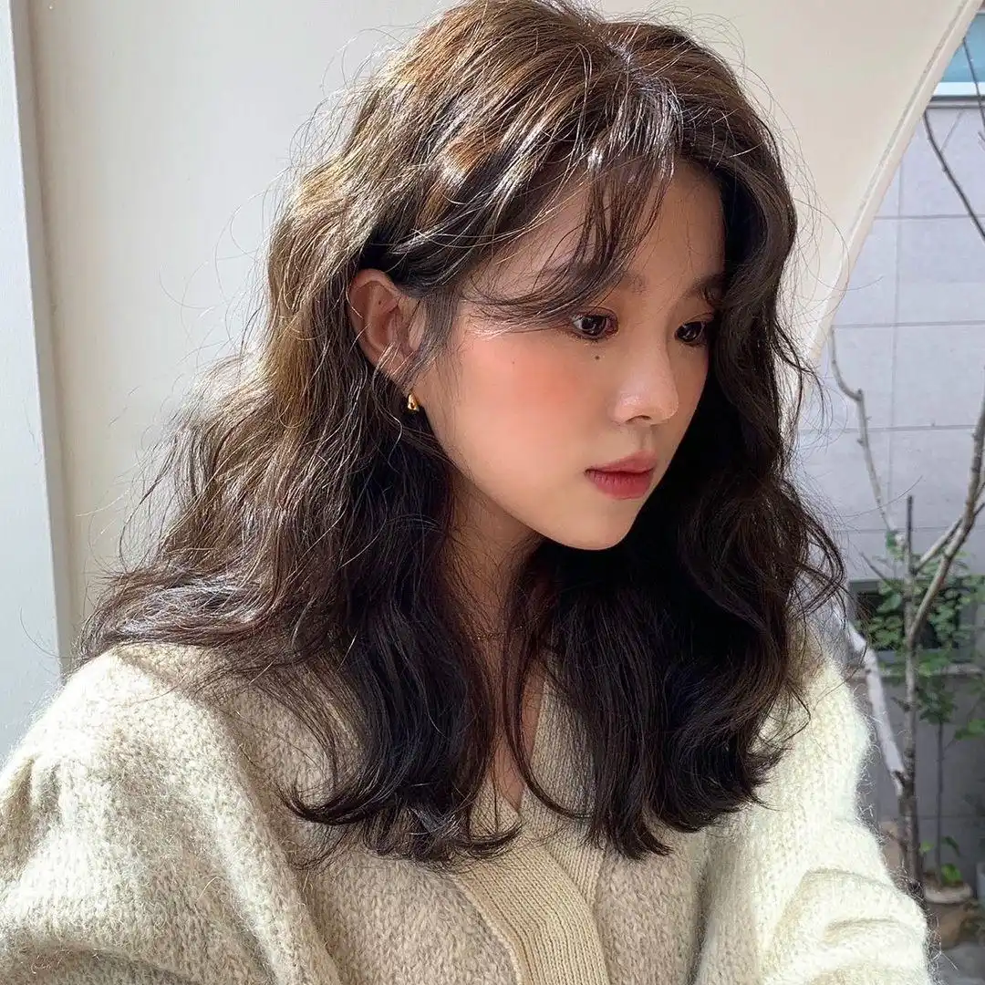 女明星齐肩卷发_中年妇女齐肩短发型_短发造型技巧