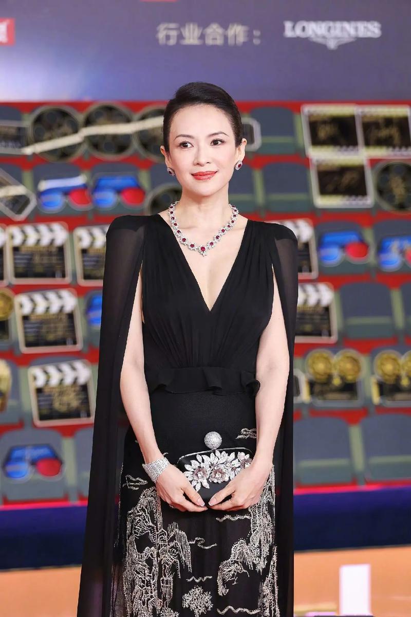 六边形脸女明星章子怡红毯封神 2026香港影视娱乐博览骨相美学