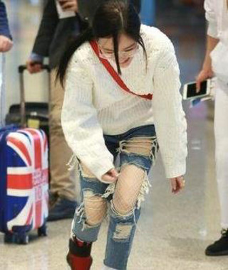 女星摔倒 红毯摔倒 明星走红毯摔倒_女明星台阶摔倒