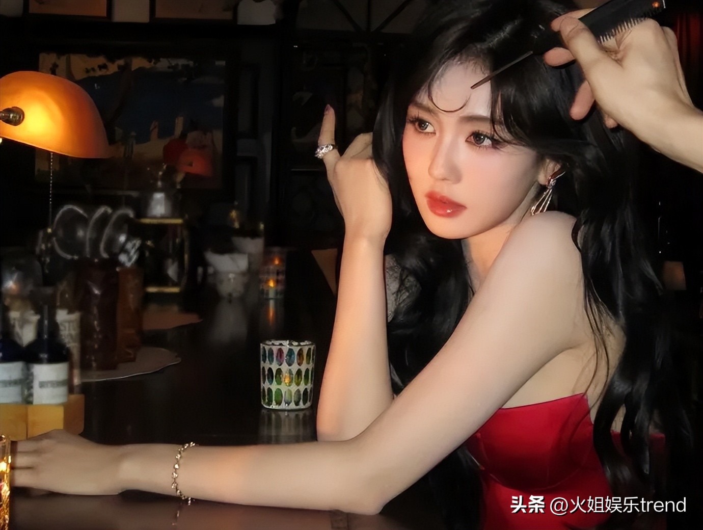 晚装女明星_暗夜玫瑰气质_红露肩晚礼服