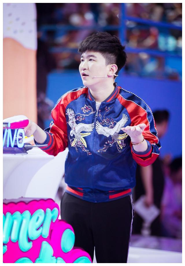 四位备受争议的主持人,第一位娘气十足,她年轻靓丽却黑料不断!